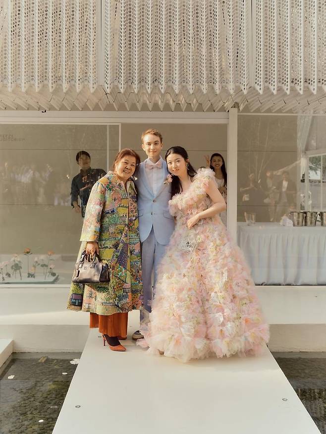 어머니가 손수 제작한 웨딩드레스를 걸친 채 웨딩마치를 올린 디자이너 수잔 팡