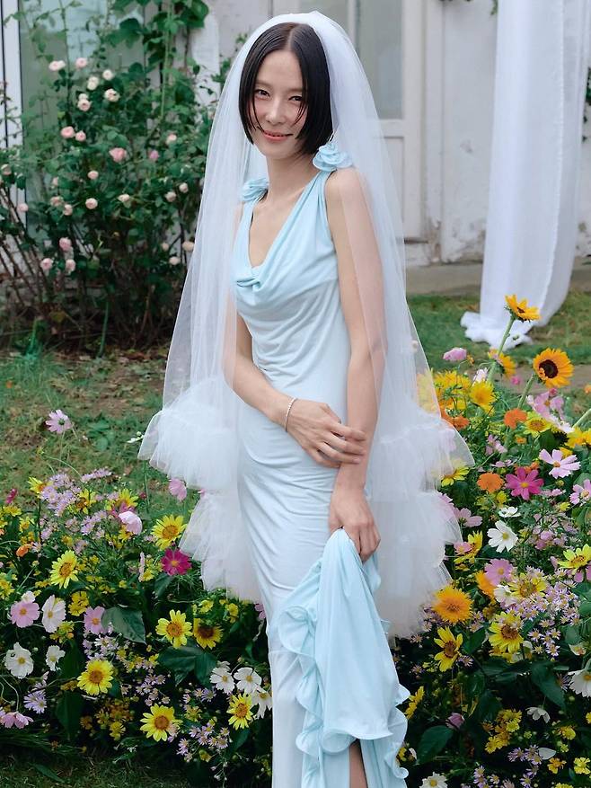 플로럴 코사주 디테일의 마그다 부트림 드레스를 선택한 김나영