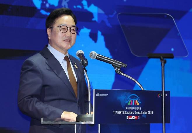 우원식 국회의장이 12일 서울 광진구 그랜드&비스타 워커힐 호텔에서 열린 제11차 믹타(MIKTA) 국회의장회의에서 개회사를 하고 있다. 뉴시스