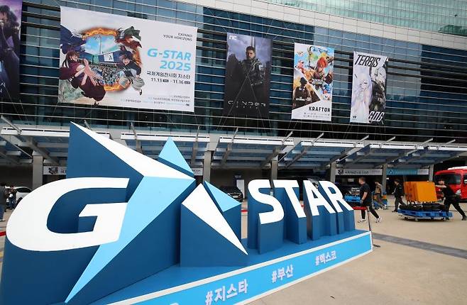 국내 최대 게임전시회인 '지스타 2025' 개막을 하루 앞둔 12일 오후 부산 해운대구 벡스코 광장에서 관계자들이 개막 준비를 하고 있다. 지스타 2025는 오는 13일 개막해 16일까지 열리며, 3269개 부스, 44개국, 1273개 국내외 게임사들이 참가한다. 사진=뉴스1