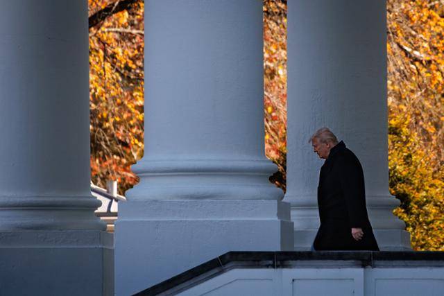 도널드 트럼프 미국 대통령이 11일 미 버지니아주 알링턴국립묘지에서 열리는 재향군인의 날 기념행사에 참석하기 위해 미 워싱턴 백악관을 나서고 있다. 워싱턴=UPI 연합뉴스