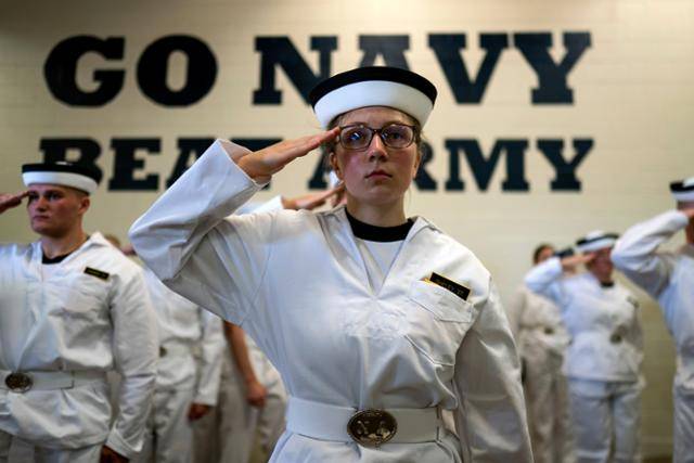 미국 메릴랜드주 아나폴리스에 있는 미국 해군사관학교 입회식에서 2023년 6월 29일 신입 생도들이 경례를 하고 있다. 아나폴리스=EPA 연합뉴스