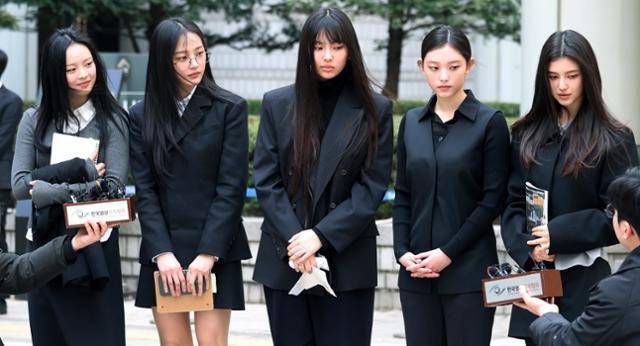 그룹 뉴진스가 소속사 어도어를 상대로 전속계약 분쟁을 이어오고 있는 가운데, 멤버 해린과 혜인이 어도어로의 복귀를 결정했다. 뉴진스