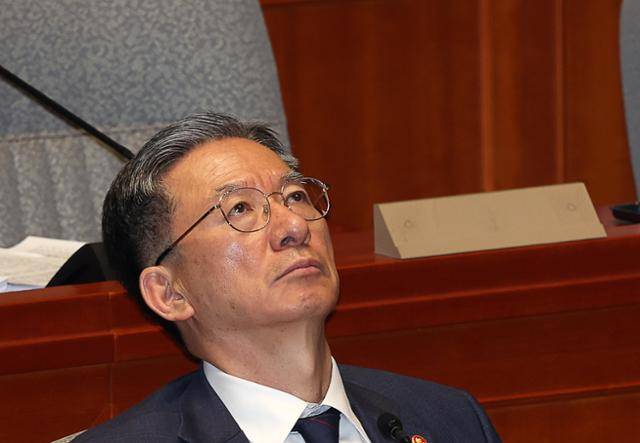 정성호 법무부 장관이 12일 국회에서 열린 예산결산특별위원회 전체회의에 출석해 허공을 보고 있다. 뉴시스