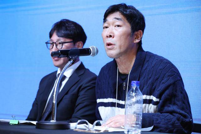 이종현(오른쪽) 엠피엠지 PD가 12일 서울 마포구 엠피엠지에서 대기업의 갑질과 횡포에 대한 신고 기자회견을 하고 있다.연합뉴스