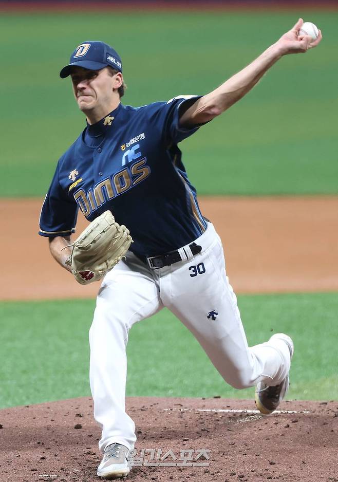 2024 KBO리그 프로야구 키움히어로즈와 NC다이노스의 경기가 22일 오후 서울 고척스카이돔에서 열렸다. NC 선발 하트가 등판해 공을 던지고 있다. 고척=김민규 기자 mgkim1@edaily.co.kr /2024.05.22/