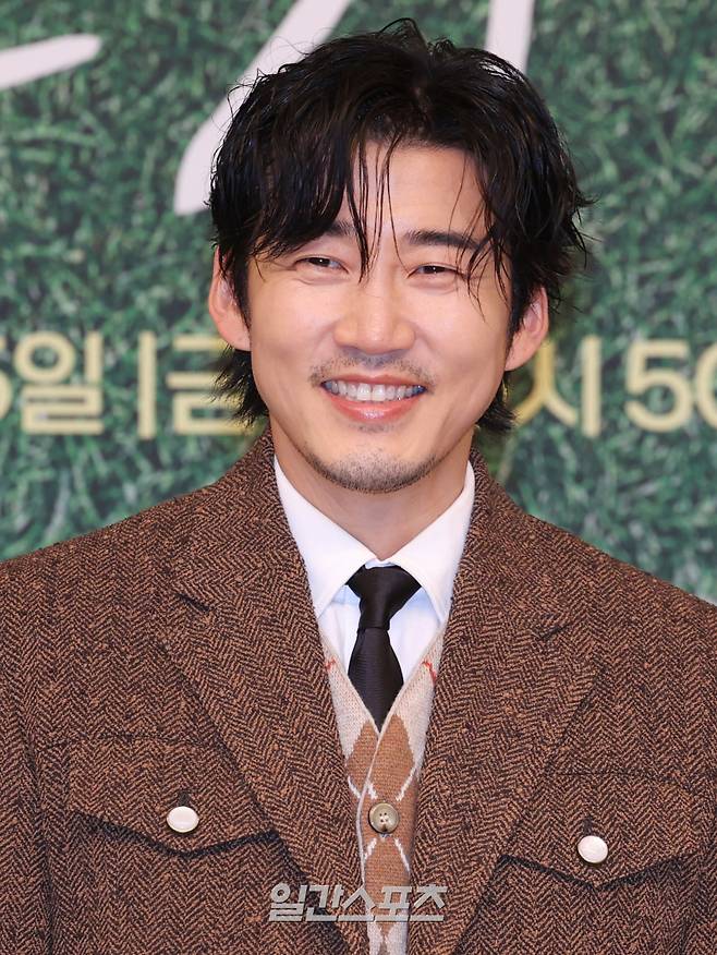 배우 윤계상이 25일 오후 서울 서울 양천구 목동 SBS에서 열린 SBS 금토드라마 '트라이: 우리는 기적이 된다' 제작발표회에 참석해 포토타임을 갖고 있다. '트라이: 우리는 기적이 된다'는 예측불허 괴짜감독 주가람(윤계상 분)과 만년 꼴찌 한양체고 럭비부가 전국체전 우승을 향해 질주하는 코믹 성장 스포츠 드라마. 오늘 밤 9시 50분 첫 방송. 서병수 기자 qudtn@edaily.co.kr /2025.07.25/