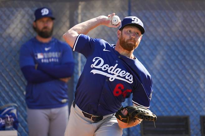<yonhap photo-2585=""> Los Angeles Dodgers pitcher Matt Sauer throws in the bullpen during a spring training baseball practice, Wednesday, Feb. 26, 2025, in Phoenix. [AP=연합뉴스]</yonhap>