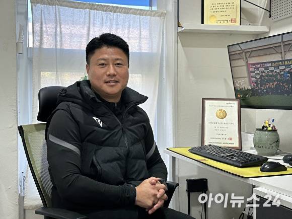 신승기 금정SCU12축구클럽 감독이 12일 아이뉴스24와 인터뷰를 진행하고 있다. [사진=정예진 기자]
