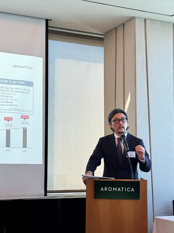 김영균 아로마티카 대표가 12일 서울 여의도에서 열린 기자간담회에서 상장 계획과 향후 성장 전략을 발표하고 있다.  [사진=IR큐더스]