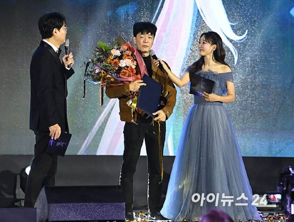 대상을 수상한 데브캣 김동건 대표가 12일 오후 부산 해운대구 벡스코에서 열린 '2025 대한민국 게임대상'에서 소감을 전하고 있다. [사진=곽영래 기자]