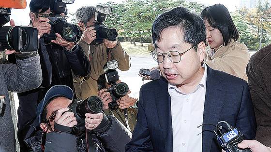 노만석 검찰총장 직무대행이 10일 오전 서울 서초구 대검찰청으로 출근하고 있다. 김성룡 기자