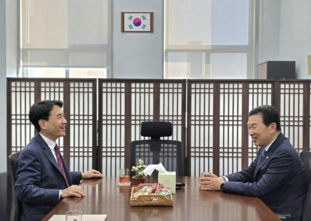 ▲ 김진태 강원도지사가 12일 국회에서 신정훈 (더불어민주당 전남 나주·화순) 국회 행정안전위원장을 만나 강원특별법 3차 개정안의 조속한 심사와 통과를 건의하고 있다. 강원도 제공