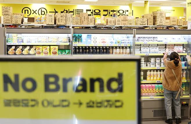 서울 용산구의 한 대형마트에서 소비자가 PB 제품을 고르고 있다. 강은구 기자