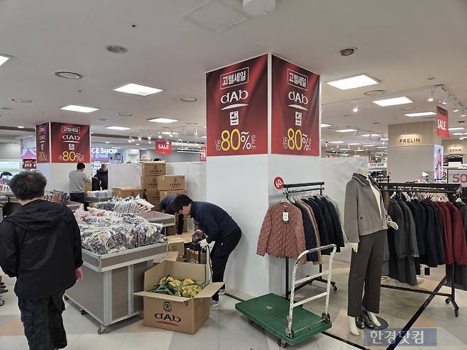 12일 서울 금천구 소재 홈플러스 매장에서 직원들이 고별행사 품목을 진열하고 있다./사진=박수림 기자