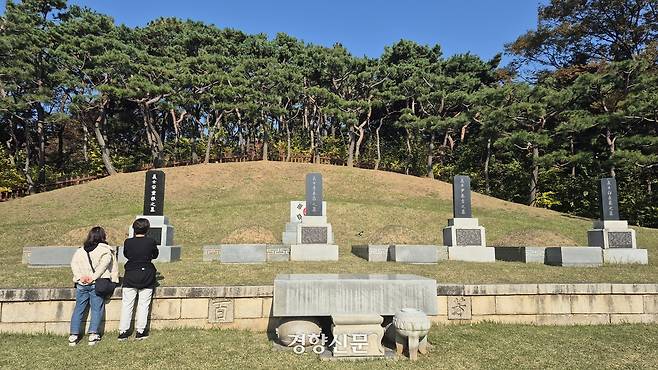 방문객들이 지난 5일 서울 용산구 효창공원 내 ‘삼의사 묘’를 바라보고 있다. 류인하 기자