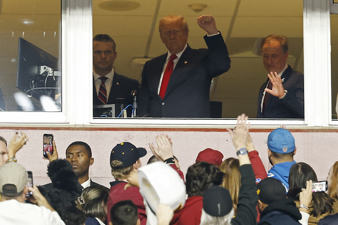 9일(현지시간) 미국 풋볼 시합을 관람한 도널드 트럼프 미국 대통령이 지지자들에게 포즈를 취해주고 있다. 로이터연합뉴스