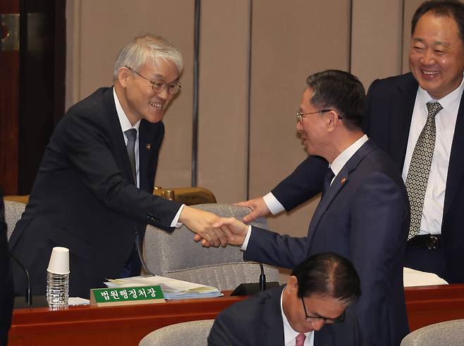 천대엽 법원행정처장(왼쪽)이 12일 국회에서 열린 예산결산특별위원회 전체회의에 출석해 정성호 법무부 장관과 악수하고 있다. 연합뉴스