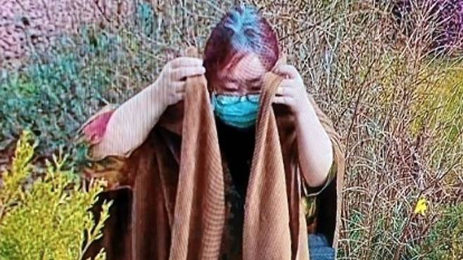 도주 중 마스크와 안경을 착용한 첸즈민. 사진 런던경찰청