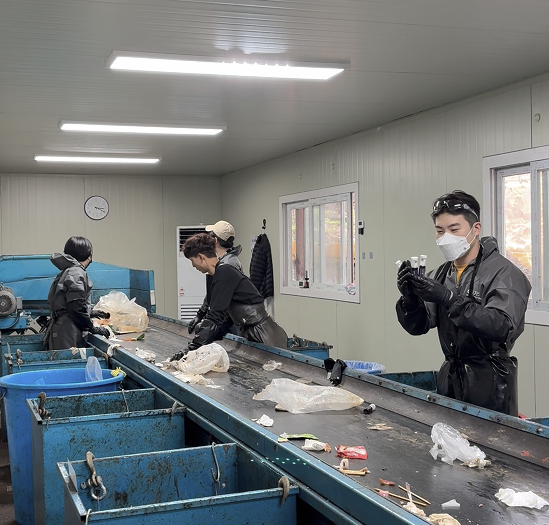 Workers at Oneul Sugeo sort recycling waste at a facility in Gyeonggi Province. (Uglee Lab)