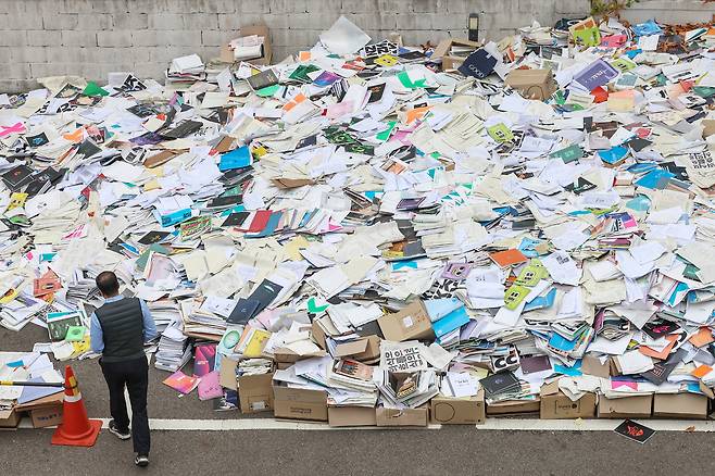 Stacks of discarded exam prep books fill the parking lot of a cram school in Seoul on Nov. 14, 2024, the day of the 2025 College Scholastic Ability Test. [NEWS1]