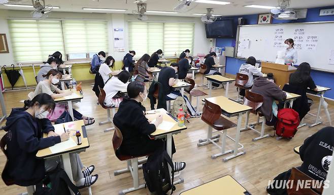 대학수학능력시험을 치르는 수험생. 쿠키뉴스 DB