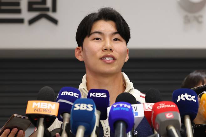 미국프로야구 메이저리그(MLB) 월드시리즈에서 우승한 로스앤젤레스 다저스의 김혜성이 6일 인천국제공항을 통해 귀국해 취재진의 질문에 답하고 있다. 연합뉴스