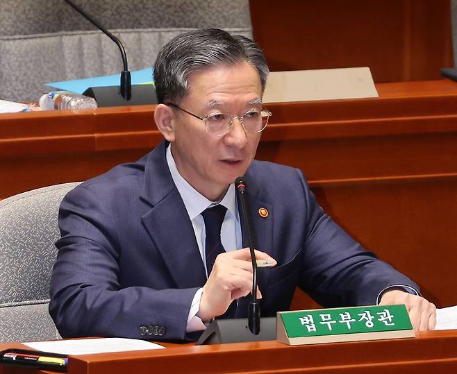 정성호 법무부 장관이 12일 국회 예산결산특별위원회 전체회의에 출석해 대장동 사건 항소 포기 사태와 관련된 질의에 답하고 있다. 연합뉴스