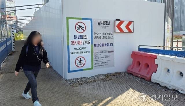 11일 인천 서구 인천 2호선 가정역에서 루원시티 동쪽 주민들이 1번 출입구가 없어 4번 출입구로 이동하고 있다. 장민재기자