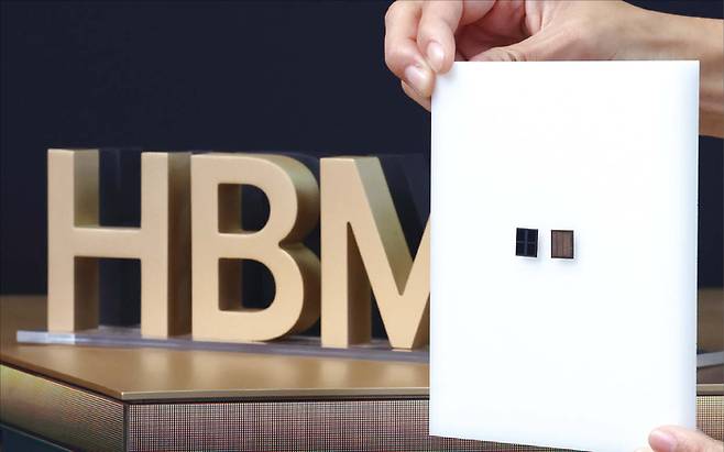 경북 경주 엑스포공원 에어돔에서 열린 ‘K-테크 쇼케이스’ SK 부스에서 관계자가 6세대 고대역폭 메모리인 HBM4를 소개하고 있다. (연합뉴스)