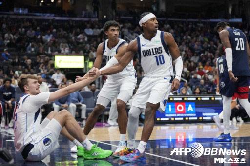 댈러스는 야심차게 영입한 신인 쿠퍼 플래그가 아직 적응중이고, 성적은 바닥을 치고 있다. 결국 해리슨 단장을 경질하게 됐다. 사진=ⓒAFPBBNews = News1