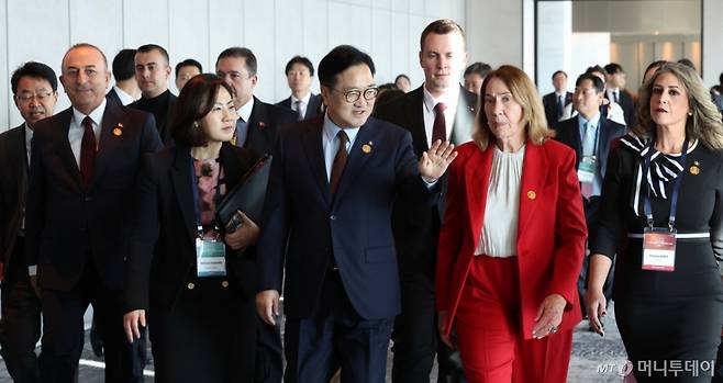 [서울=뉴시스] 조성우 기자 = 우원식(오른쪽 세 번째) 국회의장이 12일 서울 광진구 그랜드&비스타 워커힐 호텔에서 열린 제11차 믹타(MIKTA) 국회의장회의에 수 라인즈(오른쪽 두 번째) 호주 하원의장,파울리나 루비오(오른쪽) 멕시코 하원부의장, 메블뤼트 차우쇼을루(왼쪽 두 번째) 튀르키예 의원 등과 함께 참석하고 있다. 2025.11.12. xconfind@newsis.com /사진=조성우