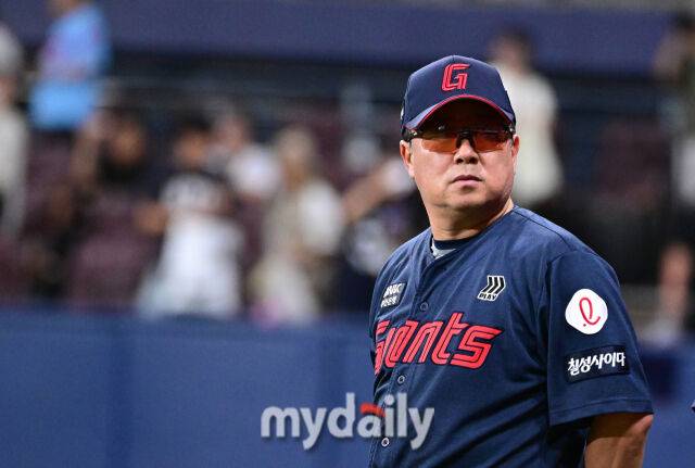 2025년 7월 23일 오후 서울 고척스카이돔에서 열린 '2025 신한 SOL뱅크 KBO 리그' 롯데 자이언츠와 키움 히어로즈의 경기. 롯데 김태형 감독이 4-1로 승리한 뒤 기뻐하고 있다./마이데일리