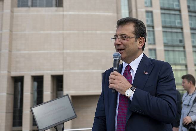 에크렘 이마모을루 전 이스탄불 시장이 연설하는 모습. 이마모을루 시장은 에르도안 튀르키예 대통령의 경쟁자로 부상했으나, 부패 혐의에 연루돼 검찰로부터 징역 2430년을 구형받았다.[AFP]