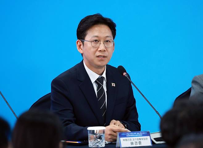 정부가 국가과학자를 선정해 연 1억원을 지원하겠다는 정책을 발표했지만, 과학계는 보상이 부족하다며 시큰둥한 반응을 보이고 있다. 사진은 지난 7일  ‘다시 과학기술인을 꿈꾸는 대한민국’ 국민보고회에 참석한 배경훈 부총리 겸 과학기술정보통신부 장관 [연합]