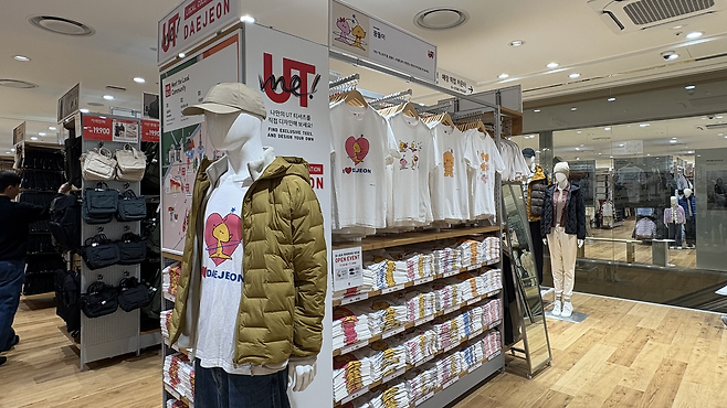 유니클로 롯데백화점 대전점이 14일 다시 문을 연다. 매장 한 켠에는 ‘꿈돌이 UTme!(유티미)’티셔츠 시리즈가 진열돼 있다. 대전=박연수 기자