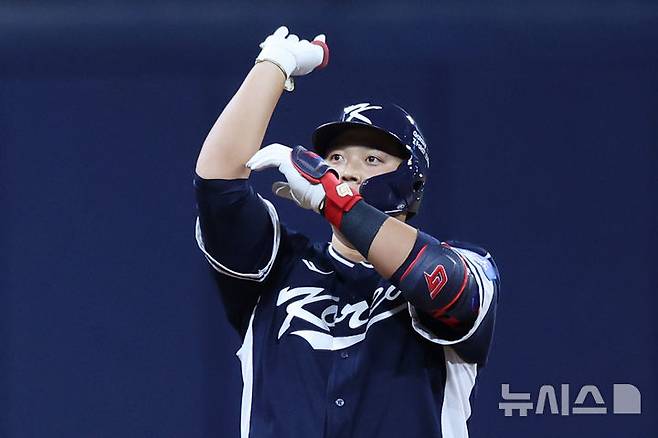 [서울=뉴시스] 조성우 기자 = 9일 오후 서울 구로구 고척스카이돔에서 열린 2025 K-베이스볼 시리즈 대한민국과 체코의 평가전 2차전 경기, 한국 9회초 공격 2사 주자 1루서 한동희가 1타점 2루타를 때린 뒤 세리머니를 하고 있다. 2025.11.09. xconfind@newsis.com