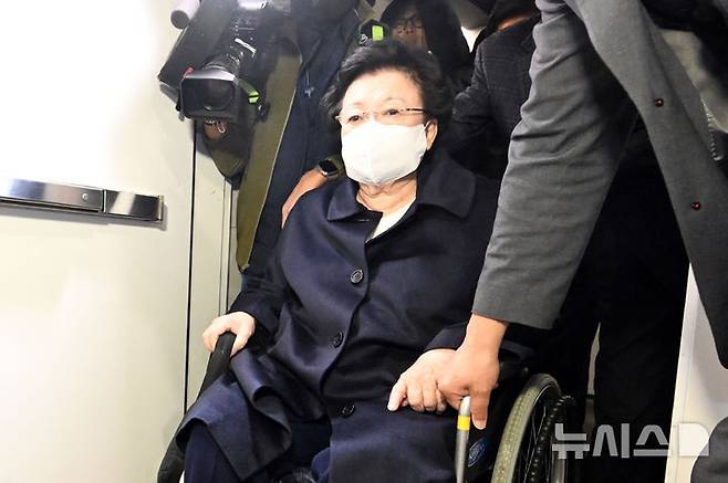 [서울=뉴시스] 조성우 기자 = 금거북이 등 금품을 건네고 인사를 청탁했다는 의혹을 받는 이배용 전 국가교육위원장이 6일 오전 서울 종로구 KT광화문빌딩 웨스트에 마련된 김건희 여사 관련 의혹을 수사하는 민중기 특별검사 사무실에 참고인 신분으로 출석하고 있다. (공동취재) 2025.11.06. photo@newsis.com