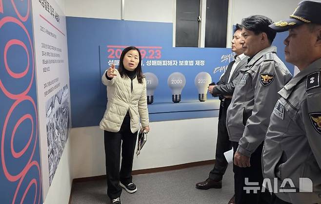 [파주=뉴시스] 송주현 기자 = 김동권 경기북부경찰청장이 경기 파주시 성매매집결지 폐쇄 추진 현장을 방문해 현황 등에 대한 설명을 듣고 있다. 2025.11.06 atia@newsis.com
