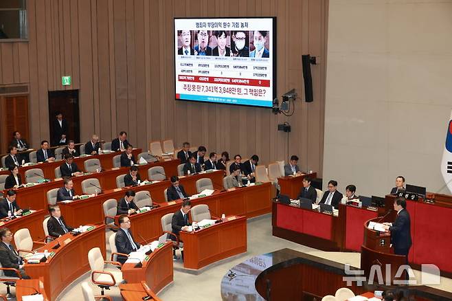 [서울=뉴시스] 고승민 기자 = 정성호 법무부 장관이 12일 서울 여의도 국회에서 열린 예산결산특별위원회 전체회의에서 배준영 국민의힘 의원 질의에 답하고 있다. 2025.11.12. kkssmm99@newsis.com
