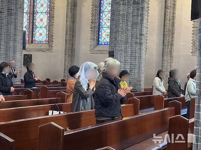[서울=뉴시스] 전수현 인턴 기자 = 12일 서울 중구 명동성당에서 기도하는 사람들의 모습. 2025.11.12