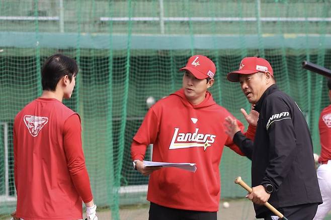 [서울=뉴시스] 프로야구 SSG 랜더스 유망주 집중 육성 캠프에서 타격 훈련을 하는 모습. (사진 = SSG 랜더스 제공) *재판매 및 DB 금지