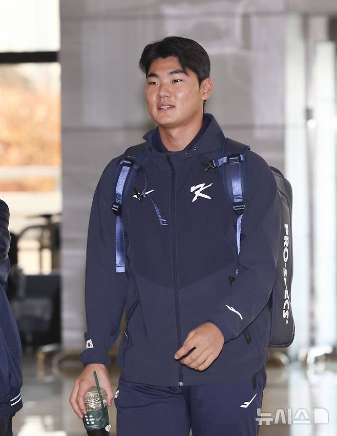 [서울=뉴시스] 김근수 기자 = 대한민국 야구국가대표팀 김주원이 12일 서울 강서구 김포공항 국제선에서 일본 출국 수속을 받기 위해 이동하고 있다.대한민국 야구 국가대표팀은 내년 월드베이스볼클래식(WBC) 대비해 오는 15~16일 일본 도쿄돔에서 일본과 두차례 K-베이스볼 시리즈 평가전을 치른다. 2025.11.12. ks@newsis.com