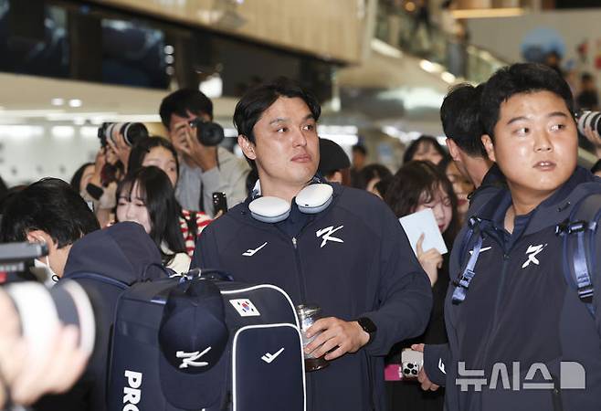 [서울=뉴시스] 김근수 기자 = 대한민국 야구국가대표팀 박동원과 선수들이 12일 서울 강서구 김포공항 국제선에서 일본 출국 수속을 받기 위해 대기하고 있다.대한민국 야구 국가대표팀은 내년 월드베이스볼클래식(WBC) 대비해 오는 15~16일 일본 도쿄돔에서 일본과 두차례 K-베이스볼 시리즈 평가전을 치른다. 2025.11.12. ks@newsis.com