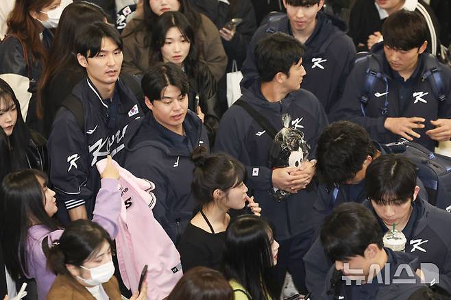 [서울=뉴시스] 김근수 기자 = 대한민국 야구국가대표팀 노시환과 선수들이 12일 서울 강서구 김포공항 국제선에서 일본 출국 수속을 받기 위해 대기하고 있다.대한민국 야구 국가대표팀은 내년 월드베이스볼클래식(WBC) 대비해 오는 15~16일 일본 도쿄돔에서 일본과 두차례 K-베이스볼 시리즈 평가전을 치른다. 2025.11.12. ks@newsis.com