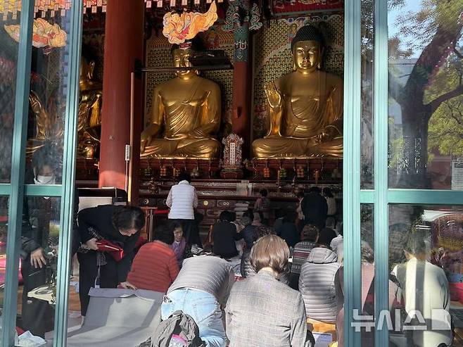 [서울=뉴시스]이다솜 기자=2026학년도 대학수학능력시험(수능)을 하루 앞둔 12일 서울 중구 조계사에 수험생 가족들이 찾아 수능 고득점을 기원하는 초를 공양하고 있다. 2025.11.12 citizen@newsis.com