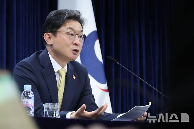 [서울=뉴시스] 김명원 기자 = 이억원 금융위원장이 12일 오전 서울 종로구 정부서울청사에서 열린 금융위 출입기자단 월례 간담회에 참석해 발언하고 있다. 2025.11.12. kmx1105@newsis.com