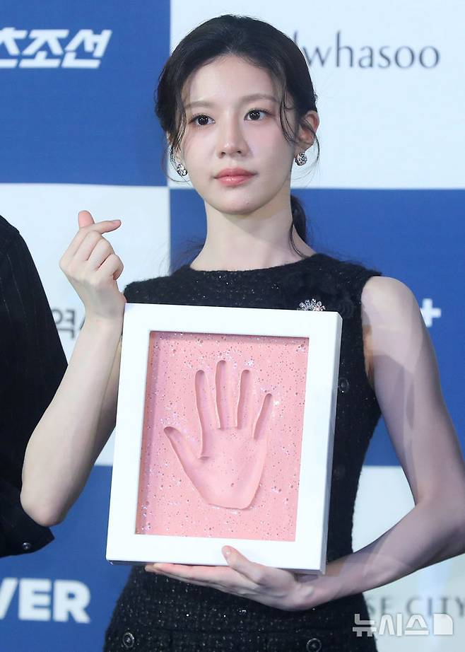 [서울=뉴시스] 김혜진 기자 = 배우 고윤정이 25일 오전 서울 영등포구 CGV 여의도에서 열린 제4회 청룡시리즈어워즈 핸드프린팅 행사에서 포즈를 취하고 있다. 2025.06.25. jini@newsis.com