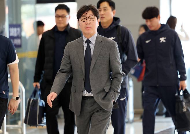 류지현 한국야구대표팀 감독이 12일 서울 강서구 김포국제공항을 통해 일본 도쿄로 출국하고 있다. 연합뉴스