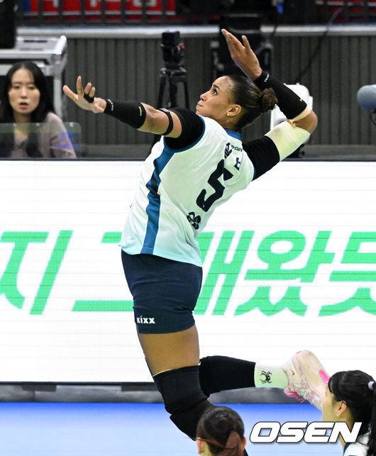 [OSEN=수원, 이대선 기자] GS칼텍스는 11일 수원 실내체육관에서 열린 현대건설과의 진에어 2025~26 V리그 여자부 1라운드 홈경기에서 세트 스코어 3-2(25-25, 27-25, 18-25, 25-18, 15-13)로 승리했다. 주포 실바가 홀로 49득점을 기록하며 공격을 이끌었다. GS칼텍스 실바가 공격을 시도하고 있다. 2025.11.11 /sunday@osen.co.kr